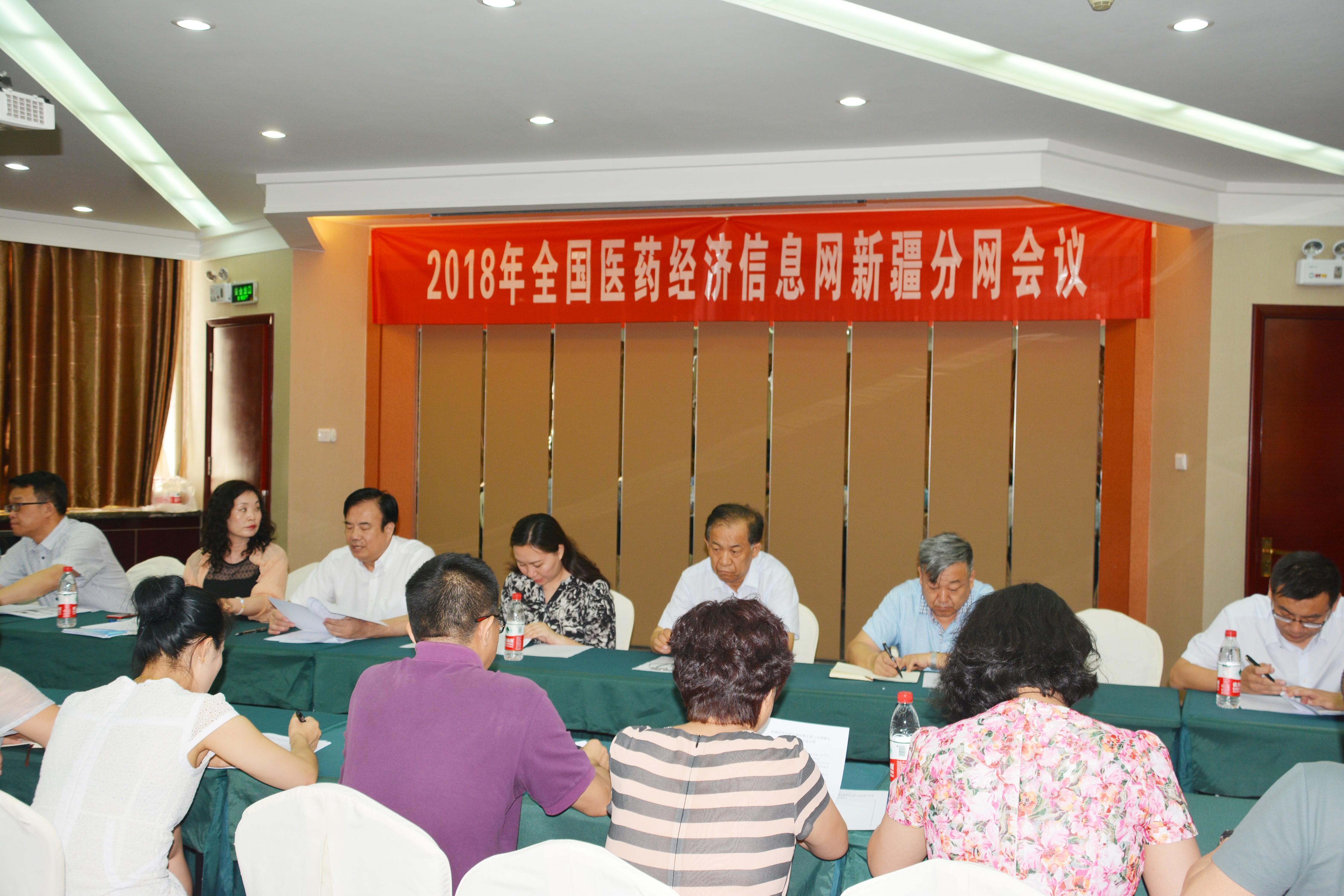新疆药学会第九届理事会第三次理事长秘书长联席 会议暨“新医改形势下的医院药学服务与发展”研讨会 在塔城市成功举办2018年6月21日——23日新疆药学会在塔城市召开“新疆药学会第九届理事会第三次理事长秘书长联席会议暨“新医改形势下的医院药学服务与发展’研讨会”,理事、常务理事及医疗机构会议代表50人参加了会议,自治区中医民族医药管理局副局长赵新建、塔城地区卫生和计划生育委员会党组书记刘永华、塔城地区人民医院院长、党委副书记夏建江、中国药学会科技开发中心主任周颖玉、自治区人民政府参事、新疆药学会副理事长贾晓光、等领导出席了大会开幕式。开幕式由自治区人民政府参事、新疆药学会副理事长贾晓光主持。自治区中医民族医药管理局副局长赵新建;塔城地区卫生和计划生育委员会党组书记刘永华;塔城地区人民医院院长、党委副书记夏建江;新疆药学会理事长、顾政一研究员先后在大会开幕式上分别致辞。 新疆药学会第九届理事会第三次理事长秘书长联席 会议暨“新医改形势下的医院药学服务与发展”研讨会 在塔城市成功举办2018年6月21日——23日新疆药学会在塔城市召开“新疆药学会第九届理事会第三次理事长秘书长联席会议暨“新医改形势下的医院药学服务与发展’研讨会”,理事、常务理事及医疗机构会议代表50人参加了会议,自治区中医民族医药管理局副局长赵新建、塔城地区卫生和计划生育委员会党组书记刘永华、塔城地区人民医院院长、党委副书记夏建江、中国药学会科技开发中心主任周颖玉、自治区人民政府参事、新疆药学会副理事长贾晓光、等领导出席了大会开幕式。开幕式由自治区人民政府参事、新疆药学会副理事长贾晓光主持。自治区中医民族医药管理局副局长赵新建;塔城地区卫生和计划生育委员会党组书记刘永华;塔城地区人民医院院长、党委副书记夏建江;新疆药学会理事长、顾政一研究员先后在大会开幕式上分别致辞。