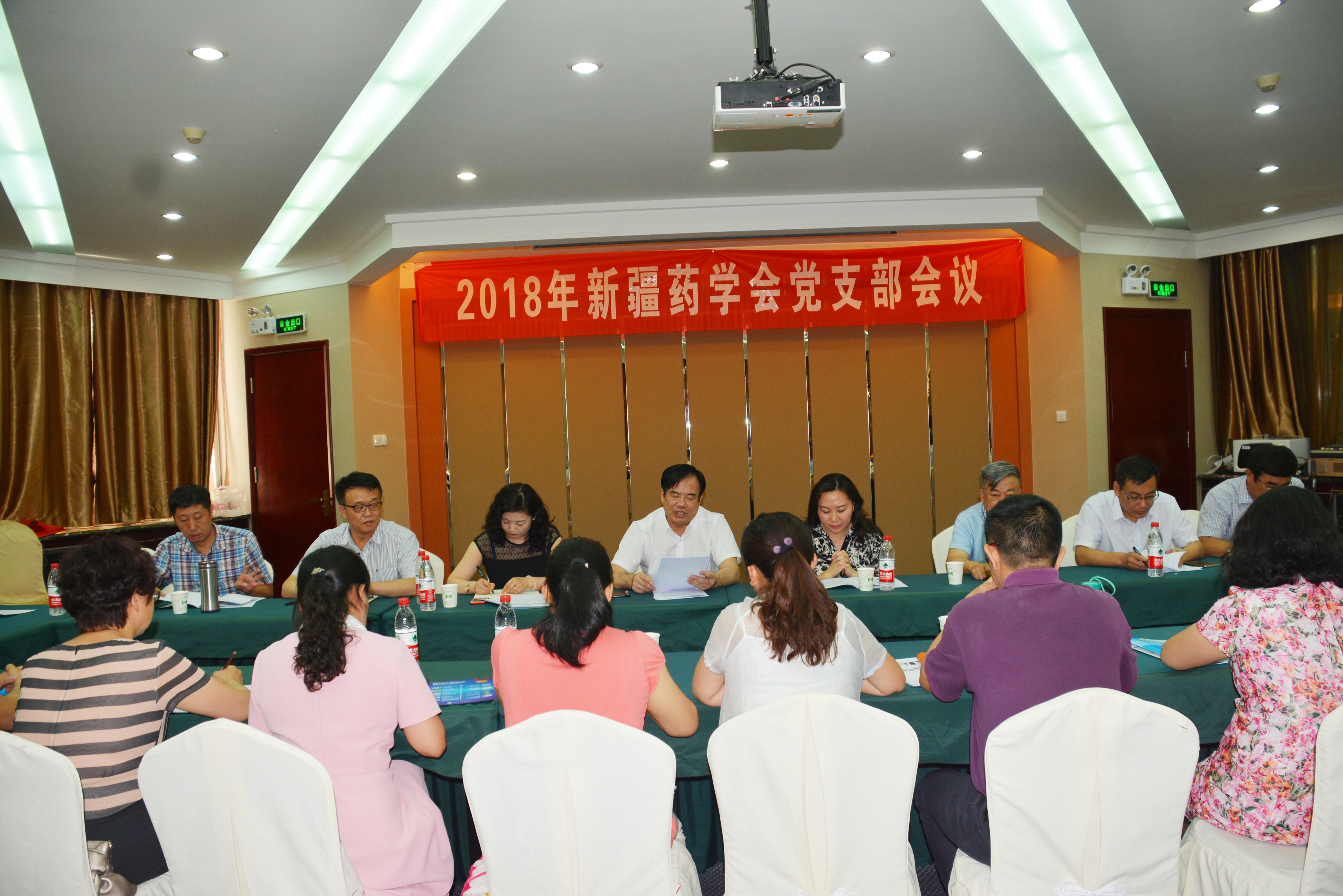 新疆药学会第九届理事会第三次理事长秘书长联席 会议暨“新医改形势下的医院药学服务与发展”研讨会 在塔城市成功举办2018年6月21日——23日新疆药学会在塔城市召开“新疆药学会第九届理事会第三次理事长秘书长联席会议暨“新医改形势下的医院药学服务与发展’研讨会”,理事、常务理事及医疗机构会议代表50人参加了会议,自治区中医民族医药管理局副局长赵新建、塔城地区卫生和计划生育委员会党组书记刘永华、塔城地区人民医院院长、党委副书记夏建江、中国药学会科技开发中心主任周颖玉、自治区人民政府参事、新疆药学会副理事长贾晓光、等领导出席了大会开幕式。开幕式由自治区人民政府参事、新疆药学会副理事长贾晓光主持。自治区中医民族医药管理局副局长赵新建;塔城地区卫生和计划生育委员会党组书记刘永华;塔城地区人民医院院长、党委副书记夏建江;新疆药学会理事长、顾政一研究员先后在大会开幕式上分别致辞。 新疆药学会第九届理事会第三次理事长秘书长联席 会议暨“新医改形势下的医院药学服务与发展”研讨会 在塔城市成功举办2018年6月21日——23日新疆药学会在塔城市召开“新疆药学会第九届理事会第三次理事长秘书长联席会议暨“新医改形势下的医院药学服务与发展’研讨会”,理事、常务理事及医疗机构会议代表50人参加了会议,自治区中医民族医药管理局副局长赵新建、塔城地区卫生和计划生育委员会党组书记刘永华、塔城地区人民医院院长、党委副书记夏建江、中国药学会科技开发中心主任周颖玉、自治区人民政府参事、新疆药学会副理事长贾晓光、等领导出席了大会开幕式。开幕式由自治区人民政府参事、新疆药学会副理事长贾晓光主持。自治区中医民族医药管理局副局长赵新建;塔城地区卫生和计划生育委员会党组书记刘永华;塔城地区人民医院院长、党委副书记夏建江;新疆药学会理事长、顾政一研究员先后在大会开幕式上分别致辞。